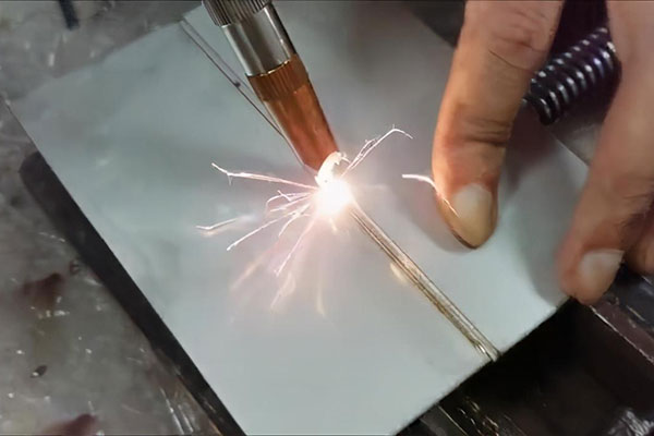 手持式激光焊接機(jī)與傳統(tǒng)焊接機(jī)比有什么優(yōu)勢(shì)？